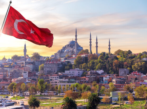 image-suleymaniye-mosque-and-the-turkish-flag-istanbul-turkey