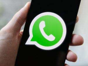 image-whatsapp-logo-phone-close
