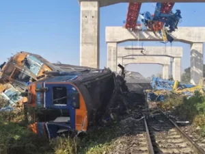 image-taylandda-vinc-faciasi-trenin-uzerine-devrilmesi-sonucu-22-kisi-oldu-en-az-30-kisi-yaralandi-of9e