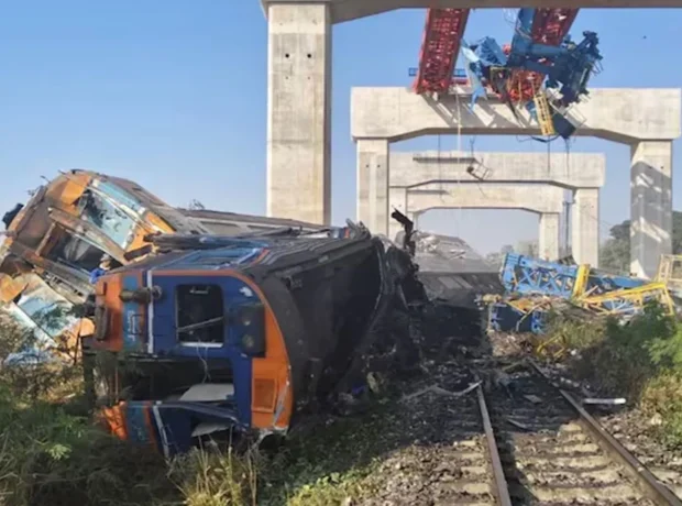 image-taylandda-vinc-faciasi-trenin-uzerine-devrilmesi-sonucu-22-kisi-oldu-en-az-30-kisi-yaralandi-of9e