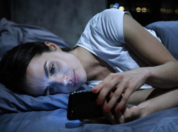 image-yatan_qadin_gece_oyaq_yatmaq_yuxu_telefon_videoya_baxan_qiz