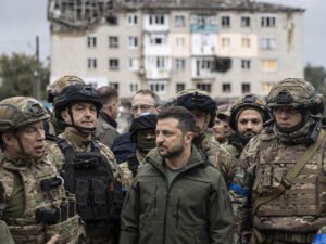 image-zelenskiy-rus-guclerinden-geri-alinan-izyum-sehrini-ziyaret-etti