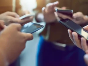 image-savas-canlari-calarken-iranlilarin-telefonlarina-19595799_3348_amp