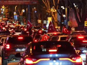 image-24-yilin-ardindan-tarihi-zafer-turkiye-sokaklara-dokuldu-1780944_202604010301_20260401030134_1