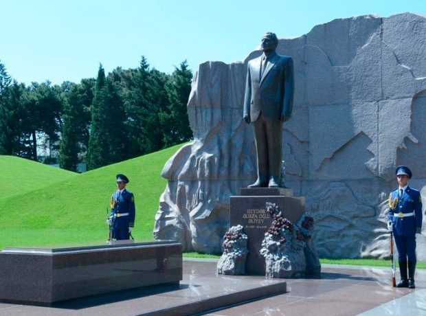 image-heyder-eliyev-mezar